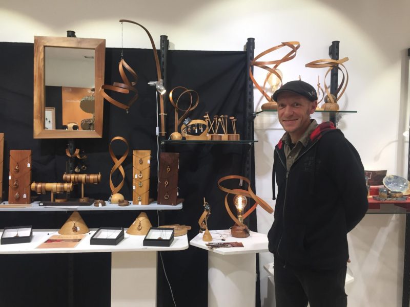 Bertrand Beal et ses créations en bois dans sa boutique rue des Arts