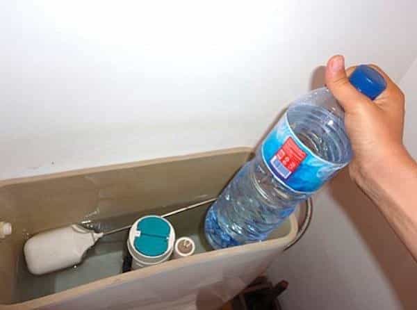 Mettre une bouteille d’eau dans le réservoir de sa chasse d'eau permet de diminuer le volume d’eau présent dans celui-ci