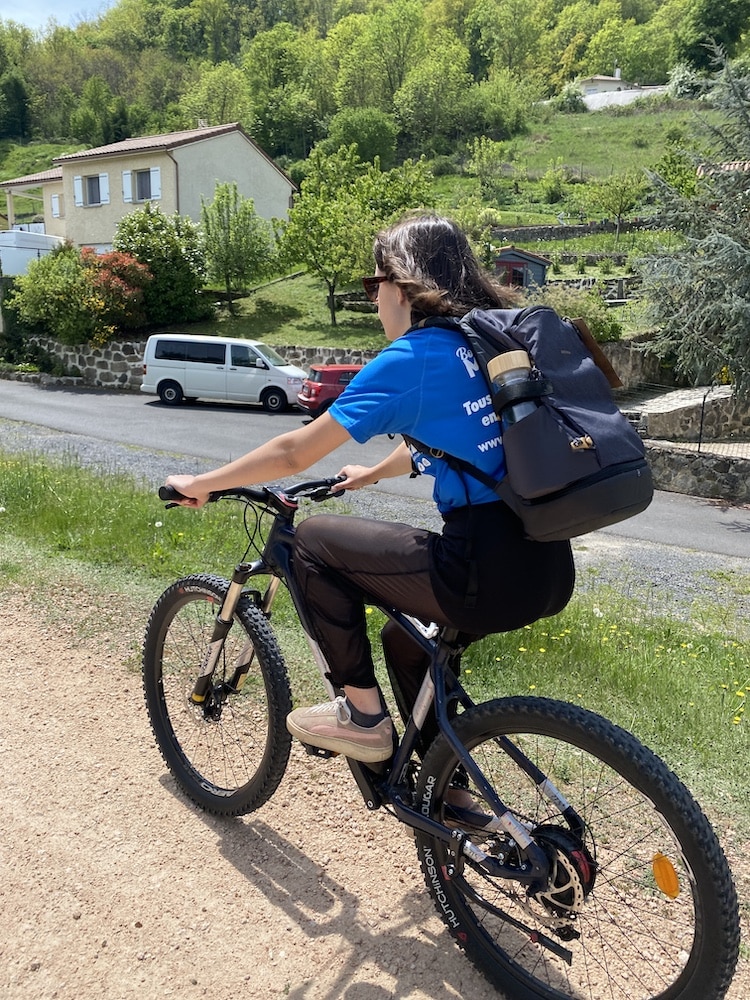Personne sur un vélo électrique avec un sac à dos